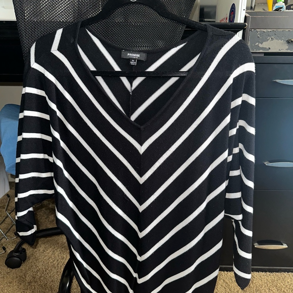 Premise Studio XL Black and White Chevron Long Sleeve sweater